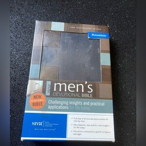 New Men's Devotional Bible by Zondervan Staff (2006, Leather, Navy Chocolate